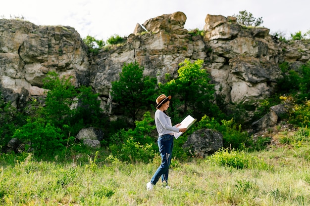 Foto gratuita mujer mirando a mapa en la naturaleza