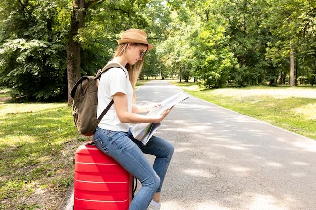 Mujer mirando un mapa en el parque