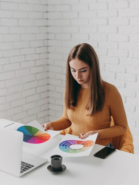 Mujer mirando paletas de colores