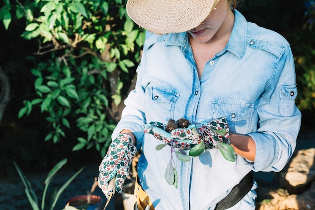 Mujer mirando las plantas de semillero