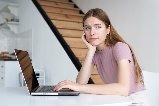 Mujer mirando raro algo a su lado