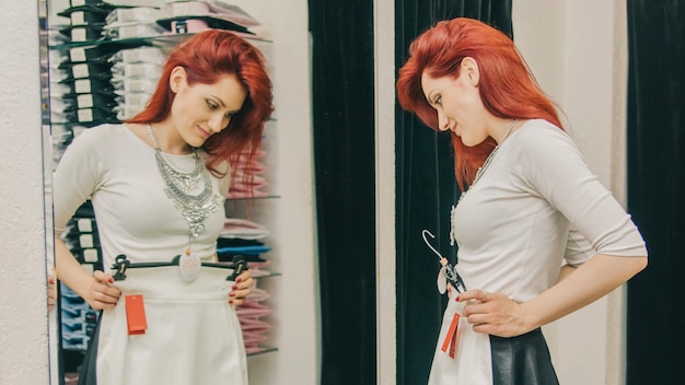 Mujer mirando la reflexión en la tienda