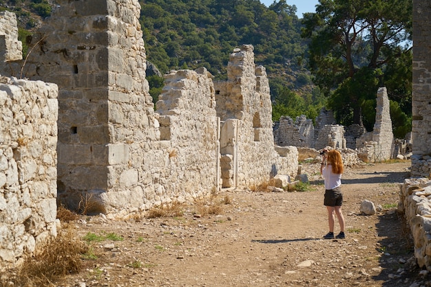 Mujer mirando unas ruinas