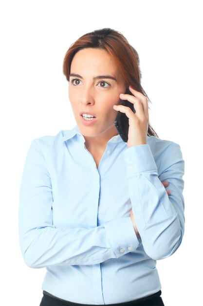 Mujer mirando sorprendido con su teléfono inteligente