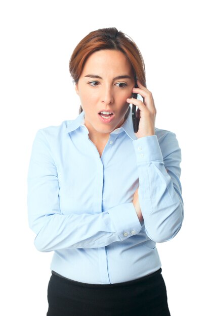 Mujer mirando sorprendido con su teléfono inteligente