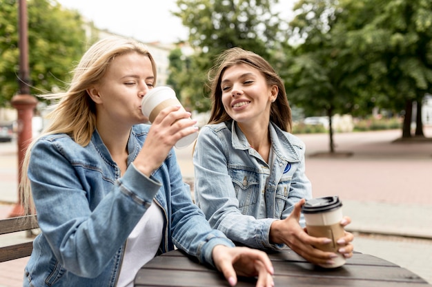 Foto gratuita mujer mirando a su mejor amiga con espacio de copia