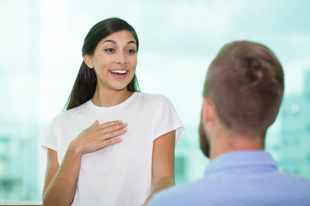 Una mujer mirando a su novio excitado con alegría