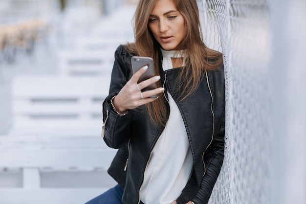 Mujer mirando a su teléfono inteligente