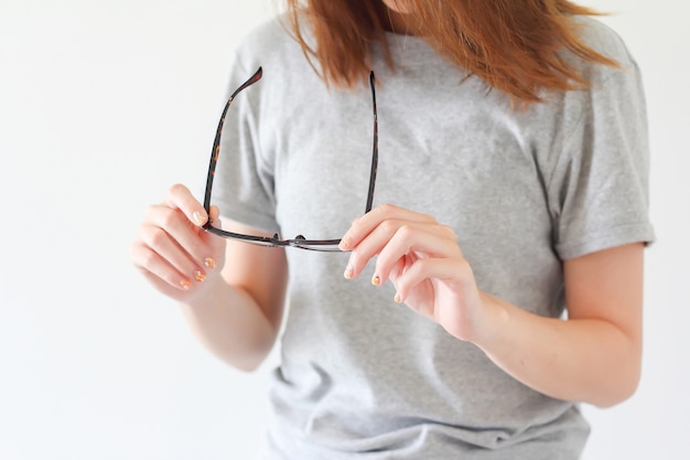 Foto gratuita mujer mirando sus gafas