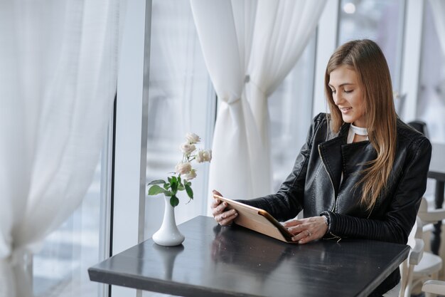 Mujer mirando una tablet