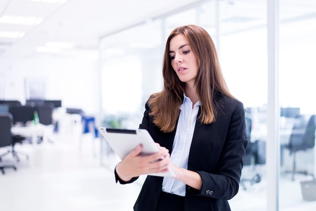 Mujer mirando una tablet