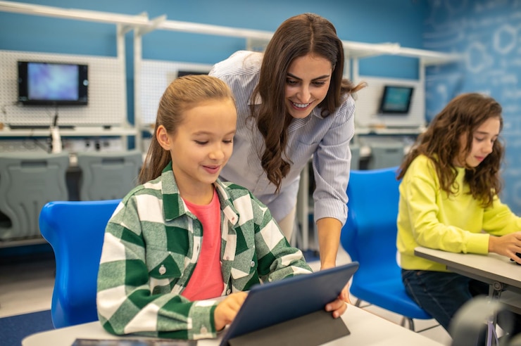 Foto gratuito mujer mirando en tableta de niña feliz