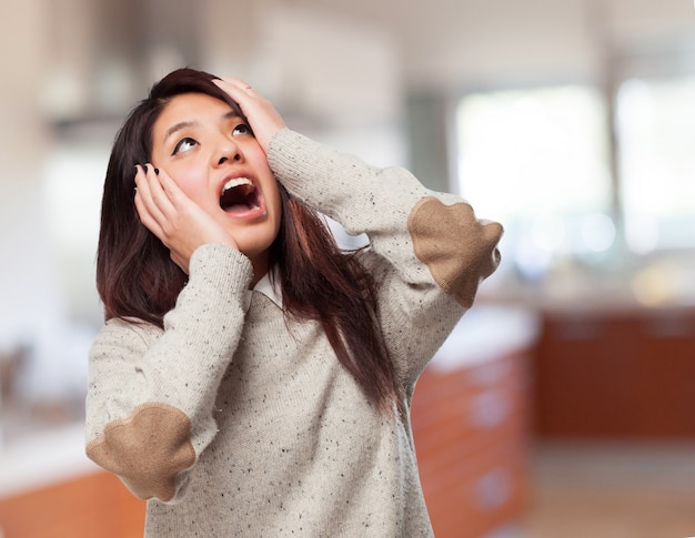 Mujer mirando hacia el techo y gritando