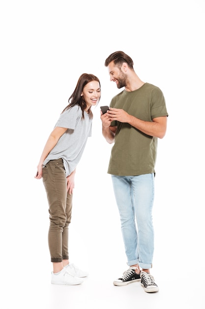 Mujer mirando en el teléfono inteligente del hombre