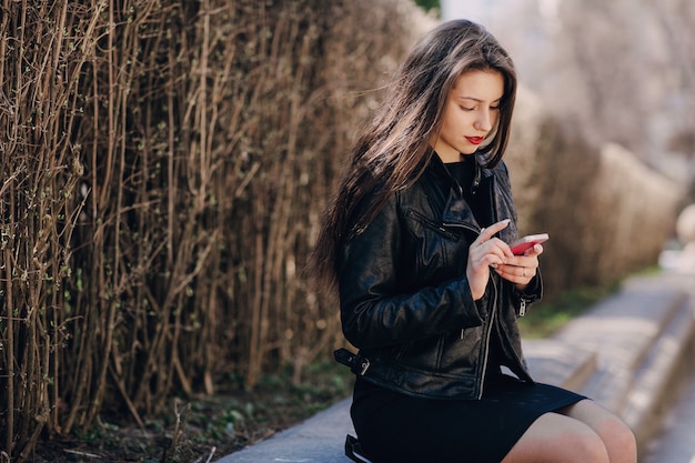 Mujer mirando un teléfono inteligente