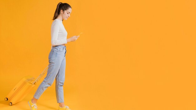 Mujer mirando en el teléfono inteligente