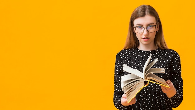 Mujer mirando a través del libro