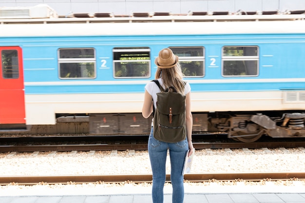 Mujer mirando un tren que pasa