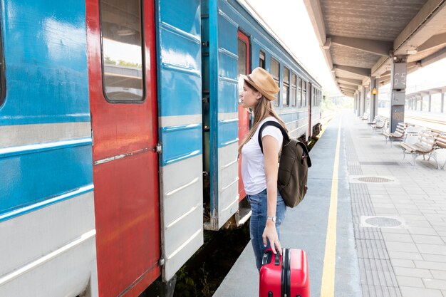 Mujer mirando el tren