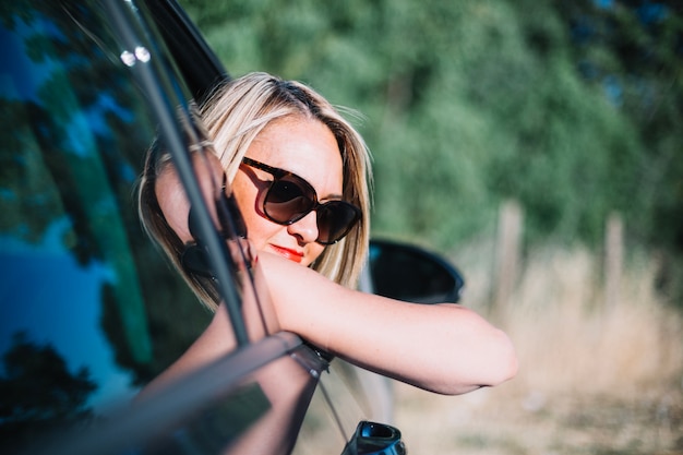 Mujer mirando por la ventana del coche