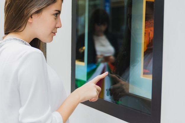 Foto gratuita mujer mirando la ventana de la tienda