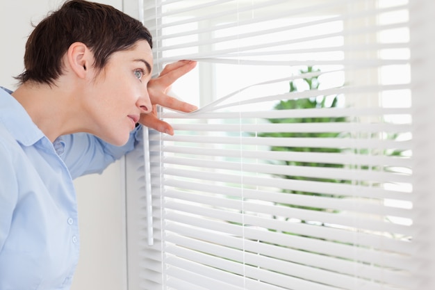 Mujer mirando por la ventana | Foto Premium