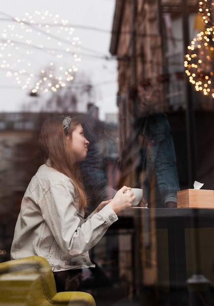 Foto gratuita mujer mirando la vista lateral del hombre