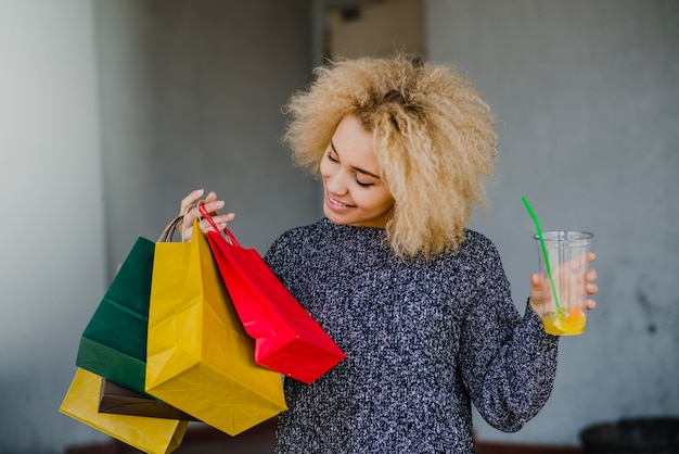 Foto gratuita mujer, mirar, compras, bolsas