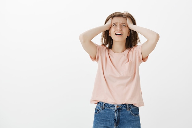 Foto gratuita mujer miserable angustiada y molesta en pánico, mirando hacia arriba con desesperación