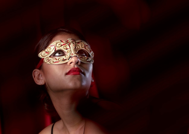 Mujer misteriosa con máscara de carnaval
