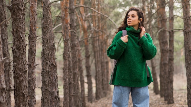 Foto gratuita mujer con mochila en bosque