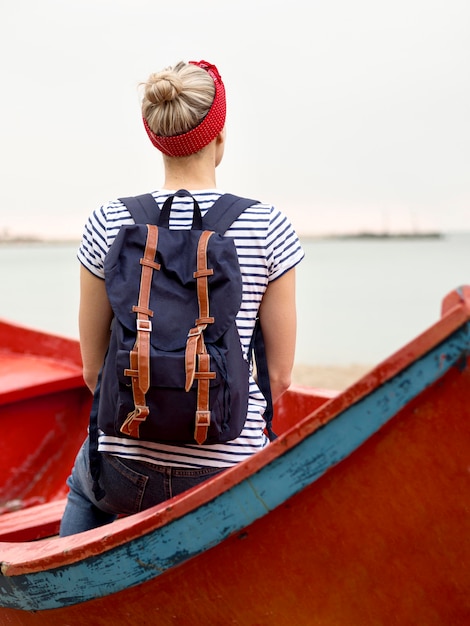 Foto gratuita mujer con mochila en bote