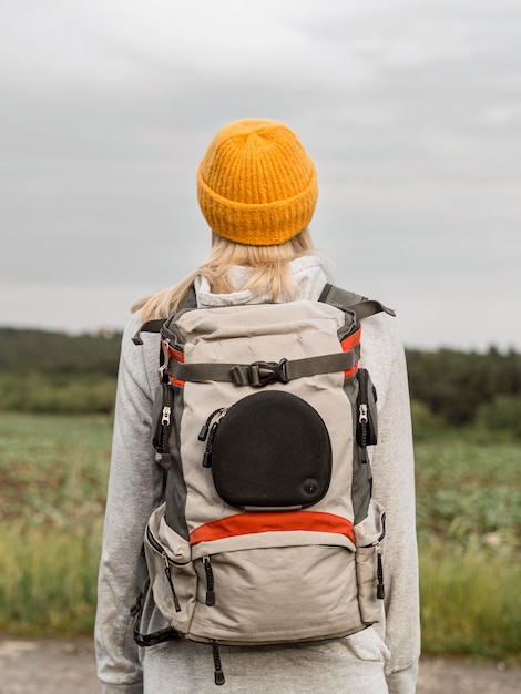 Mujer con mochila en campo