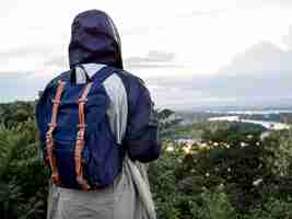 Foto gratuita mujer con mochila en la cima de la montaña