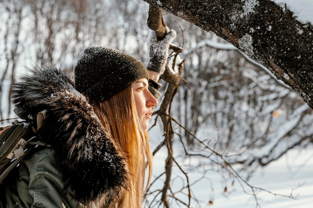 Foto gratuita mujer con mochila en día de invierno