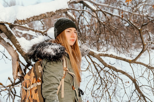 Foto gratuita mujer con mochila en día de invierno