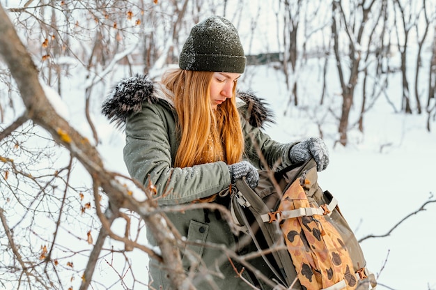 Mujer con mochila en día de invierno