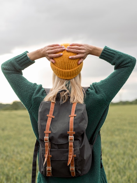 Foto gratuita mujer con mochila disfrutando de la naturaleza