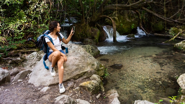Mujer con mochila disfrutando de la naturaleza