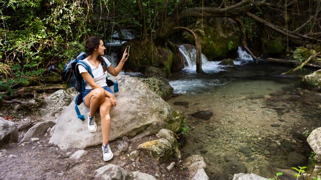 Mujer con mochila disfrutando de la naturaleza