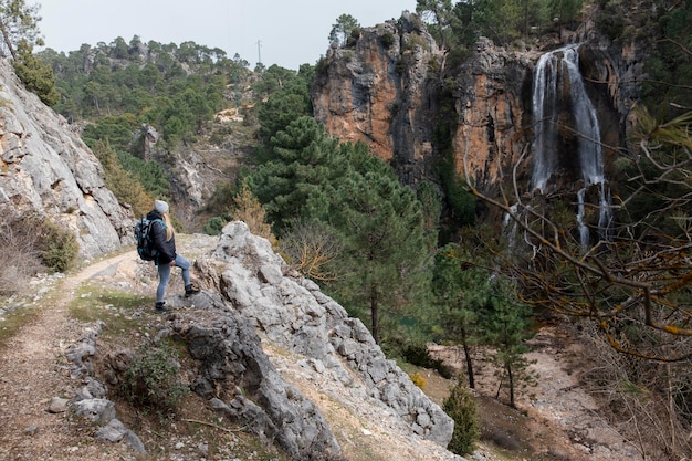 Mujer con mochila explorando la naturaleza