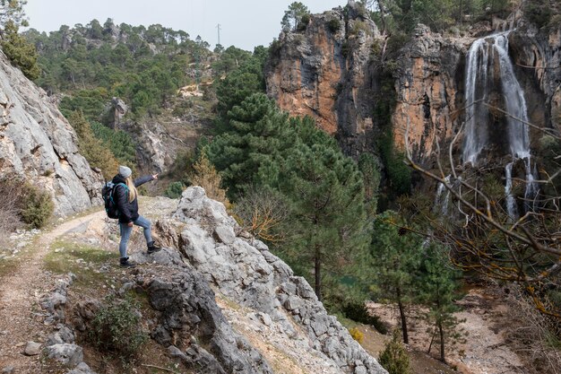 Mujer con mochila explorando la naturaleza