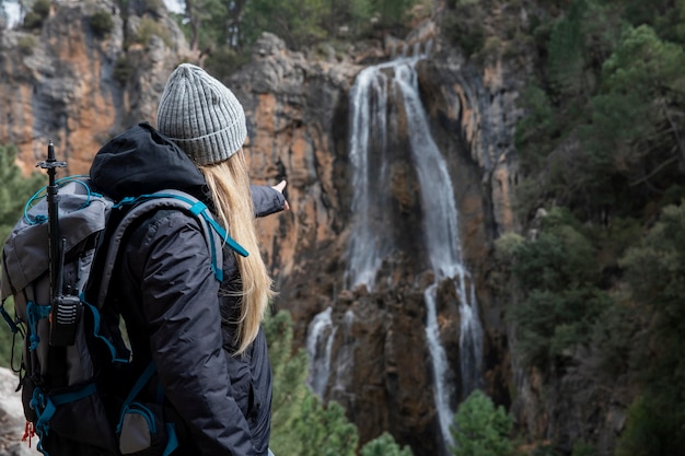 Foto gratuita mujer con mochila explorando la naturaleza