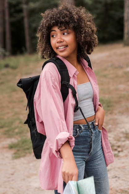 Foto gratuita mujer con mochila y mapa al aire libre