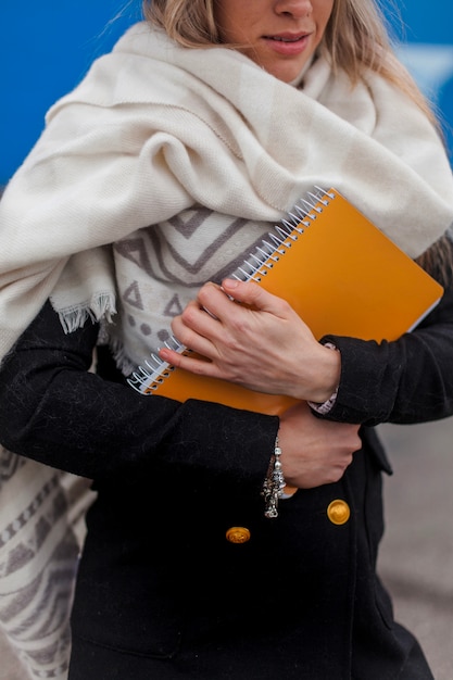 Foto gratuita mujer de moda con bufanda