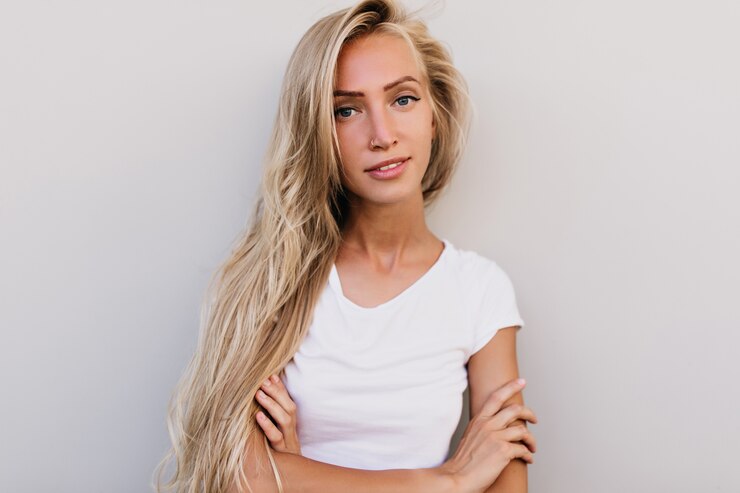 Foto gratuito mujer de moda en camiseta blanca sin mangas.