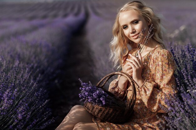 mujer de moda en campo de lavanda