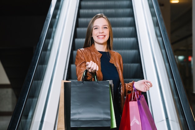 Foto gratuita mujer de moda en el centro comercial llamando para unirse