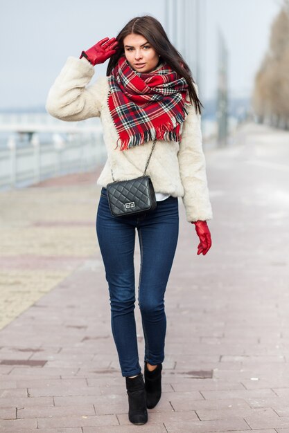 Mujer de moda chica abrigo de invierno