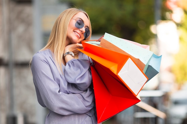 Mujer de moda feliz por las compras que hizo